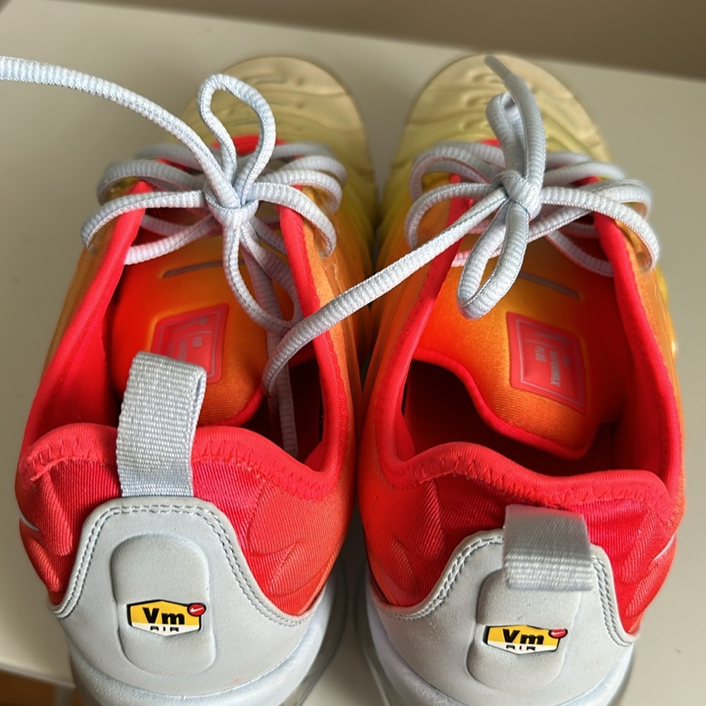 THE WOMEN'S AIR VAPORMAX PLUS SNEAKERS SIZE 11 - Picture 7 of 8